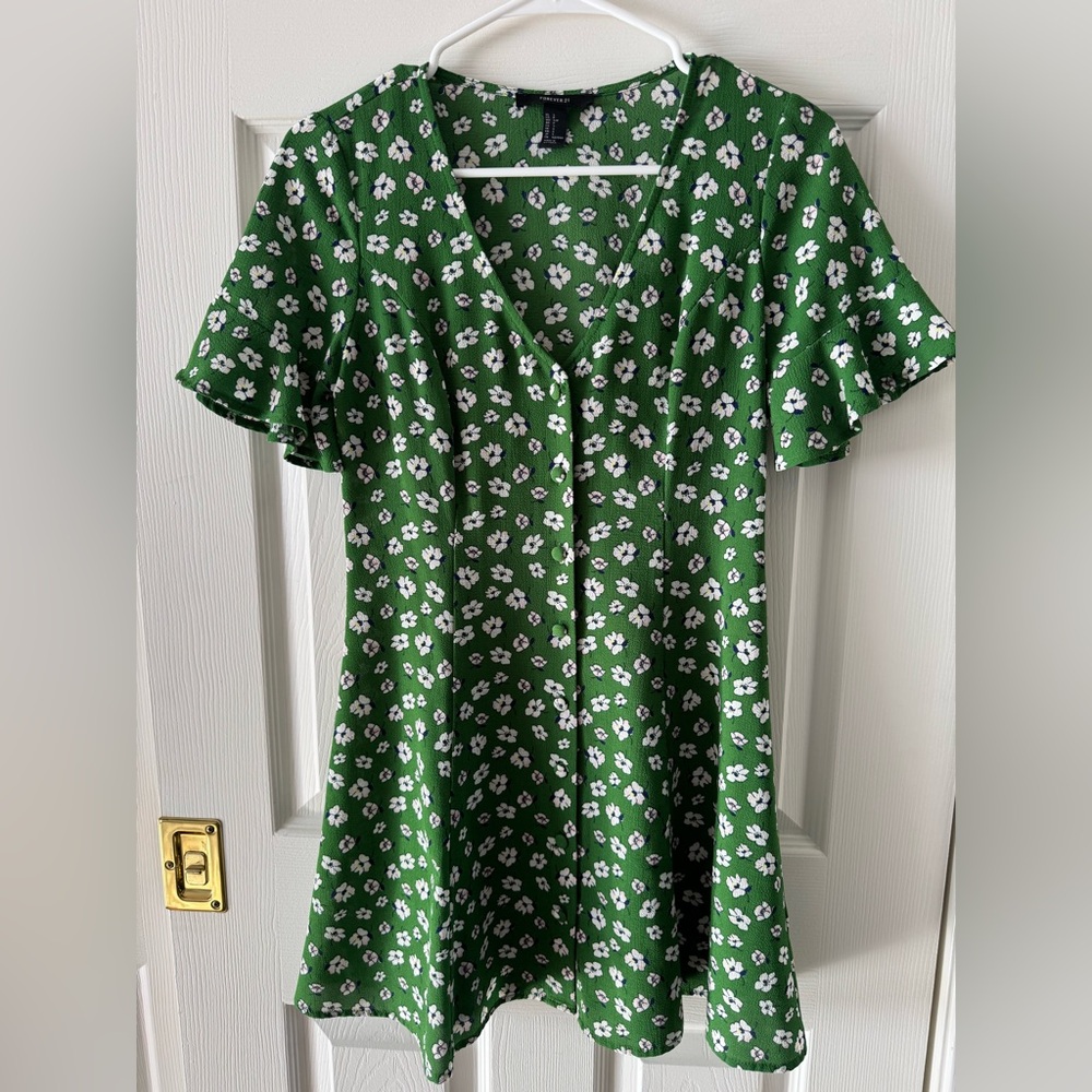 Forever 21 Green Floral Crepe Swing Dress V-Neck Flutter Sleeve Casual Dress